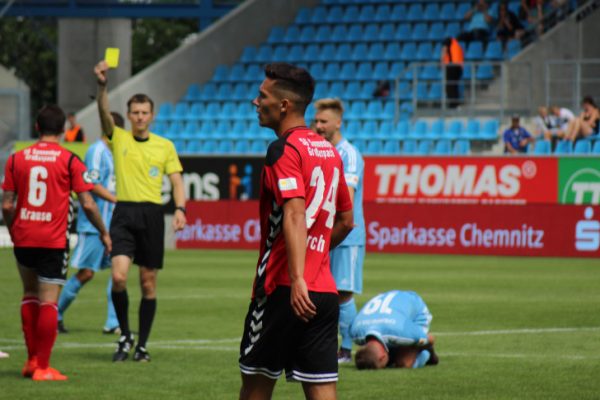 Bezeichnend für das Spiel: gelbe Karten gab es in der zweiten Halbzeit gefühlt im Minutentakt. Am Ende sah sogar Tim Danneberg noch gelb-rot. Fotos: Cindy Haase