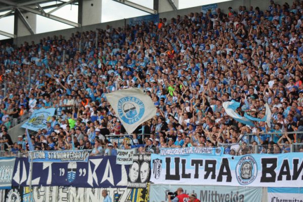 Sangen nach Leibeskräften: Die Fans in der Südkurve.