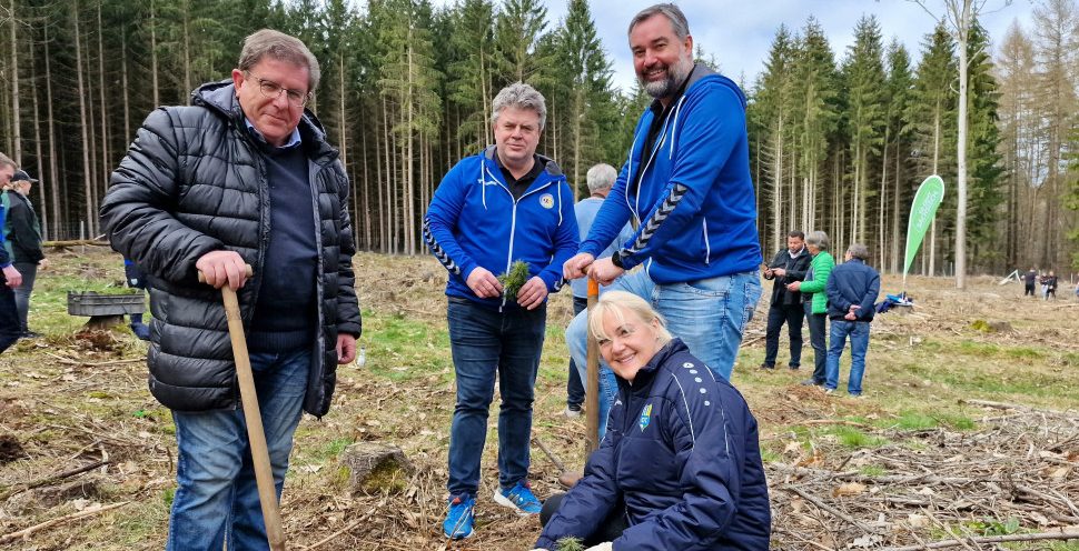 Handball trifft Fußball bei der „Waldmeisterschaft“. Siegfried Rümmler (Vize-Vorstand CFC), Rüdiger Jurke (Manager EHV), Stephan Swat (Sportchef EHV) und Romy Polster (Vorstandschefin CFC) bei der Baumpflanzaktion am Sachsenring. MP Kretschmer freuts.