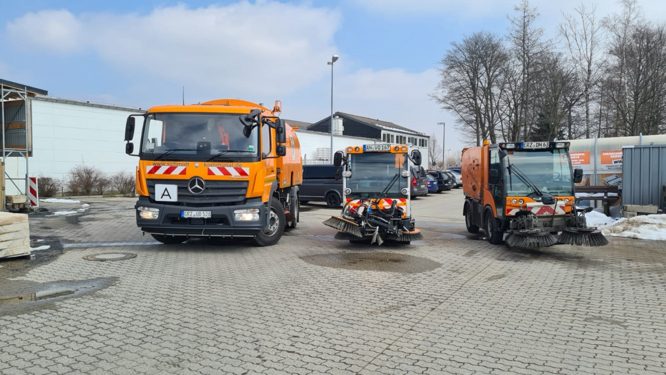 Für die Straßenreinigungen sind in Annaberg-Buchholz jetzt wieder die Kehrmaschinen unterwegs Foto: Holger Lötsch