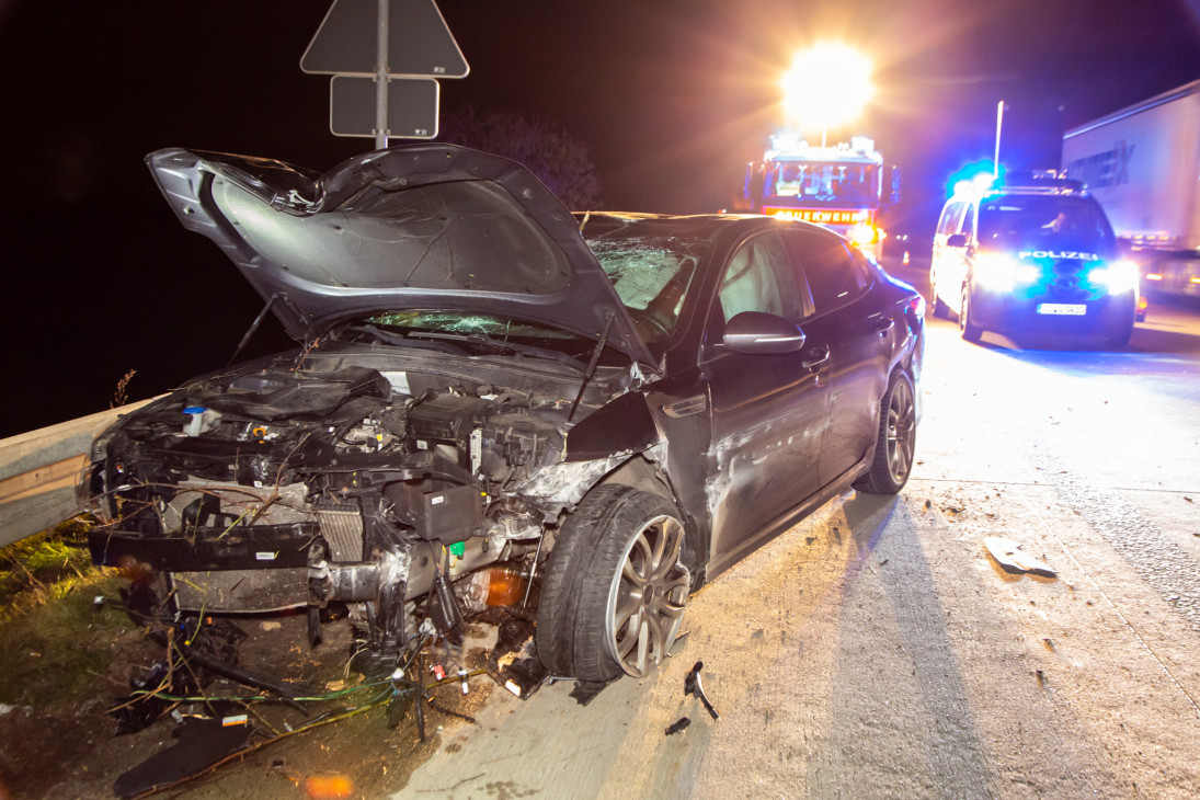 Bei einem schweren Unfall auf der A72 zwischen Hartenstein und Zwickau verletzte sich ein Kia-Fahrer schwer