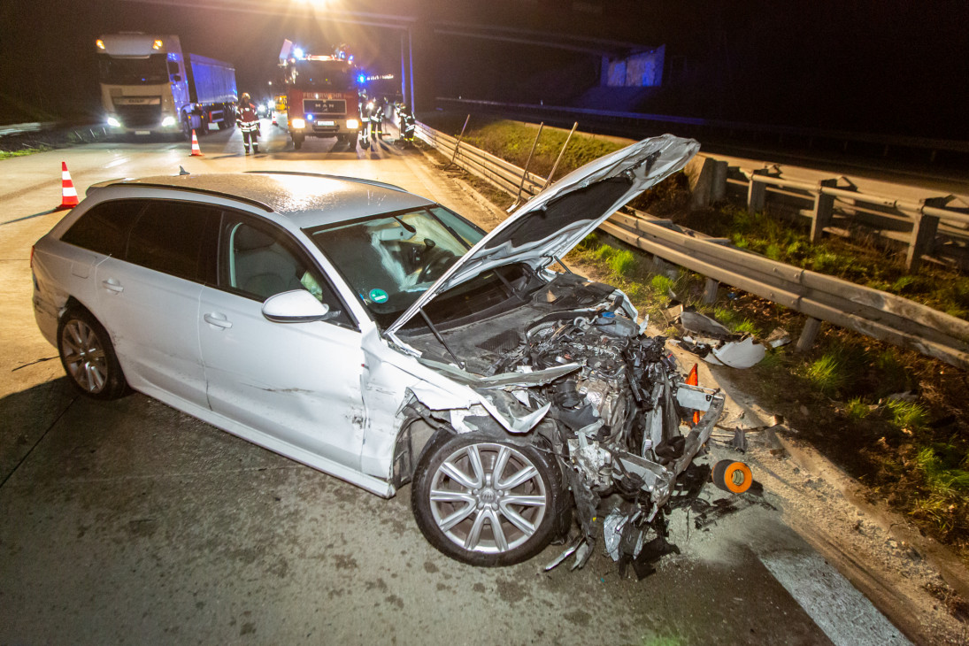 In der Nacht zum Freitag verlor ein Audifahrer auf der A72 die Kontrolle über seinen Wagen. Er schleuderte zwischen den Anschlussstellen Zwickau-Ost und Hartenstein in die Leitplanke.