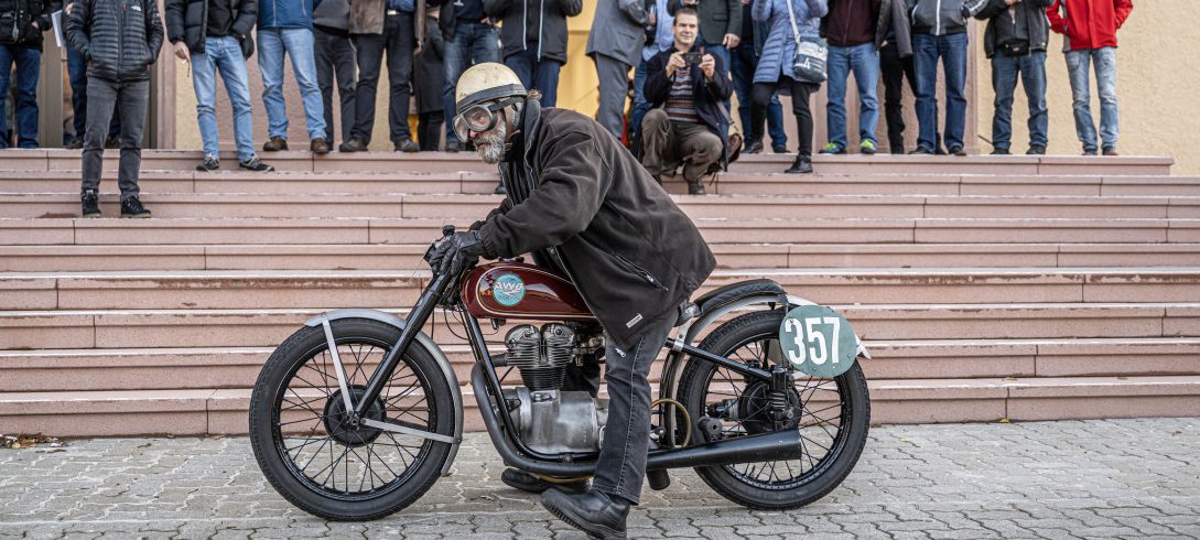 Legende auf Legende. Das Foto zeigt den in der Szene bekannten AWO-Experten Dieter Messerschmidt auf einer AWO.