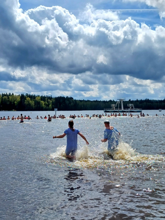 Über 2.000 Besucher waren trotz Negativ-Schlagzeilen zum großen Anbaden am Filzteich gekommen. Fotos: Stadtwerke Schneeberg