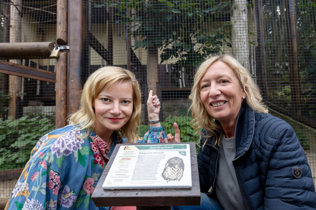 Teresa Weißbach (links) und Bärbel Schroller im Zoo der Minis vor der Sperlingskauz-Voliere, in der Anton mit zwei Damen lebt.