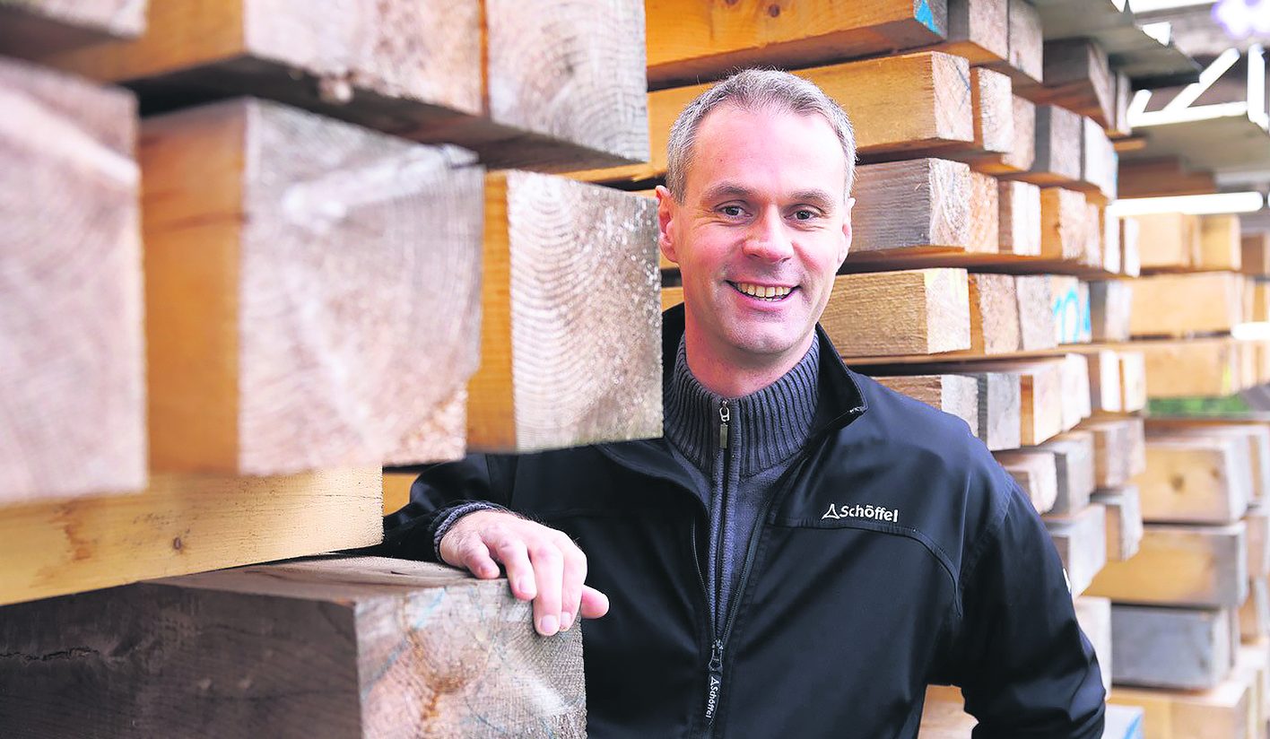 Ralf Kretschmar aus Scheibenberg (Erzgebirge) setzt sich weltweit für das bewusste Bauen mit nachhaltigen Rohstoffen (in seinem Fall Holz) ein