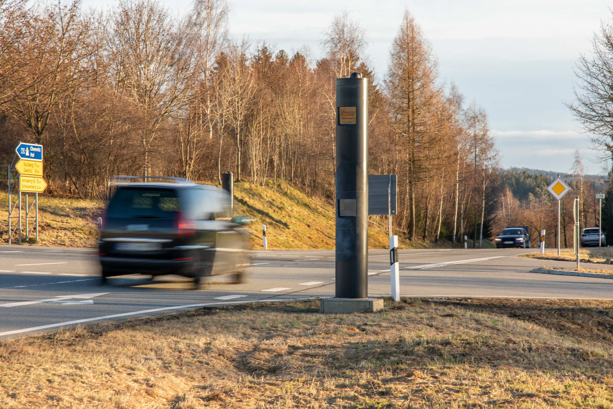 Chaoten jagten bei Elterlein einen Blitzer mit Silvesterböllern in die Luft, richteten 65.000 Euro Schaden an.