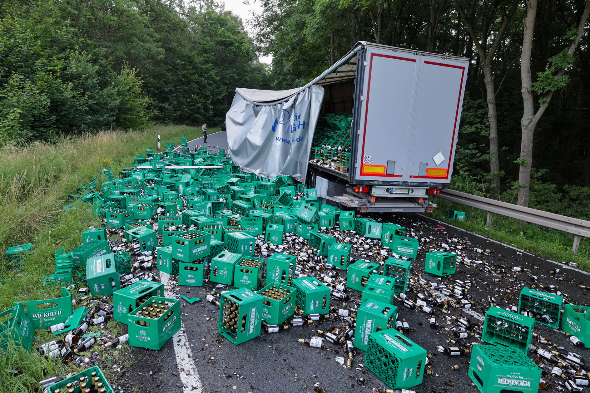 Bei einem Unfall in Wüstenbrand verlor ein LKW 12.000 Flaschen Bier. Fotos: Andreas Kretschel
