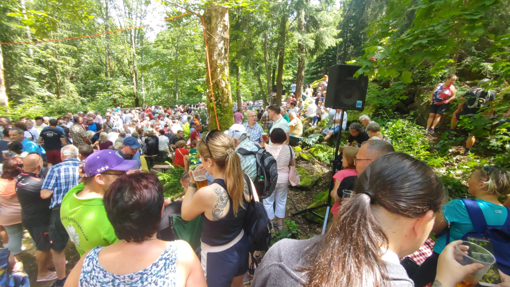 Über 2.000 Menschen pilgerten am Samstag zum 10. Liederfest an der Günther Ruh zwischen Weipert und Kühberg