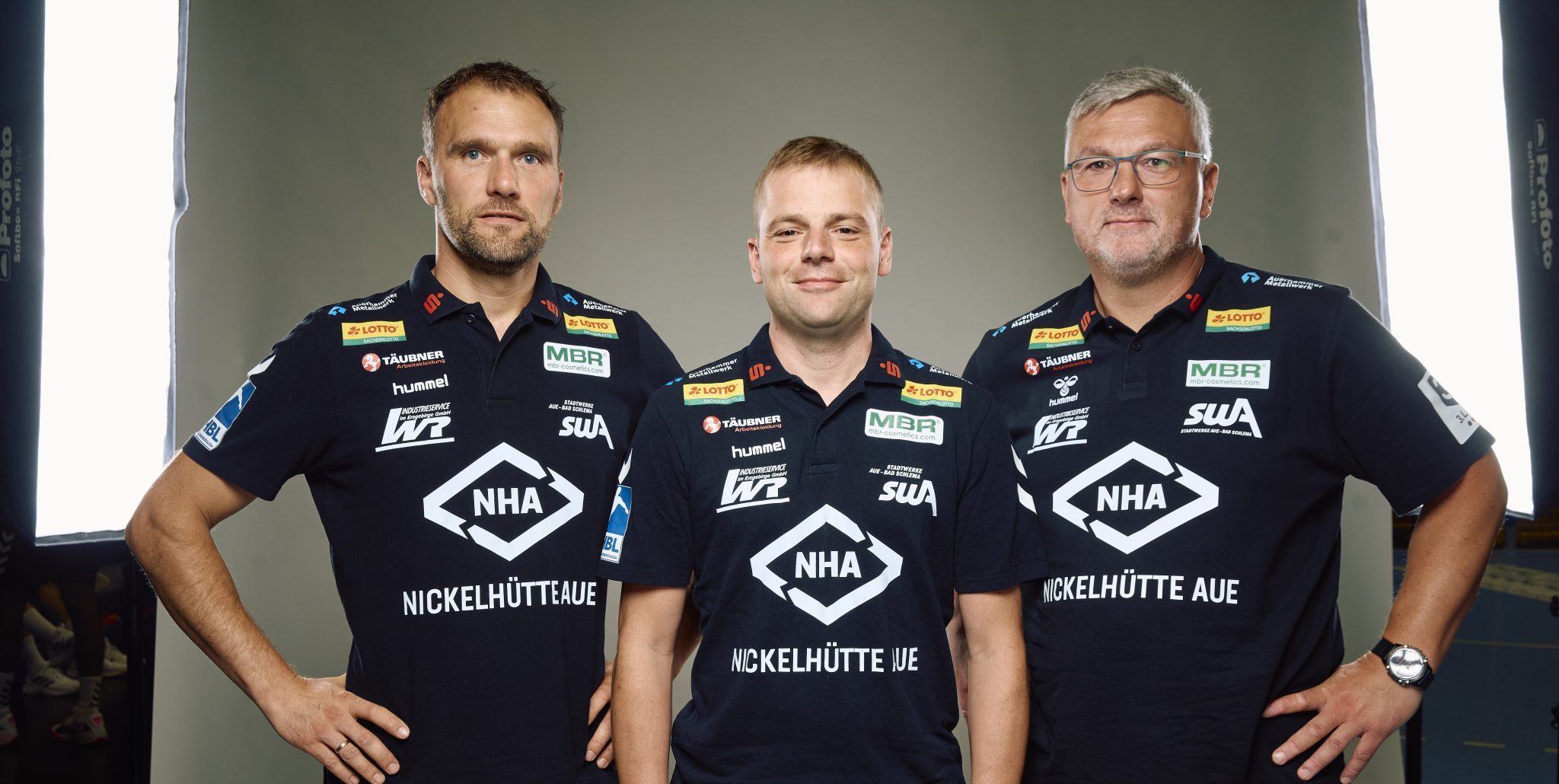 Sie sollen den sportlichen Erfolg des EHV Aue in der 3. Handball-Bundesliga sichern: Torwarttrainer Michael Hilbig, Cheftrainer Philipp Braun und Co-Trainer Marco Diener. Foto: Hagen Wolf