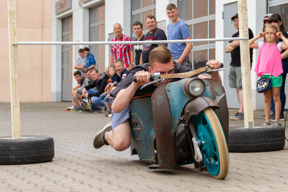 Tief, tiefer, am tiefsten... Der Simson-Limbo steht am 15. September auch auf dem Programm. Foto: Fahrzeugmuseum Chemnitz