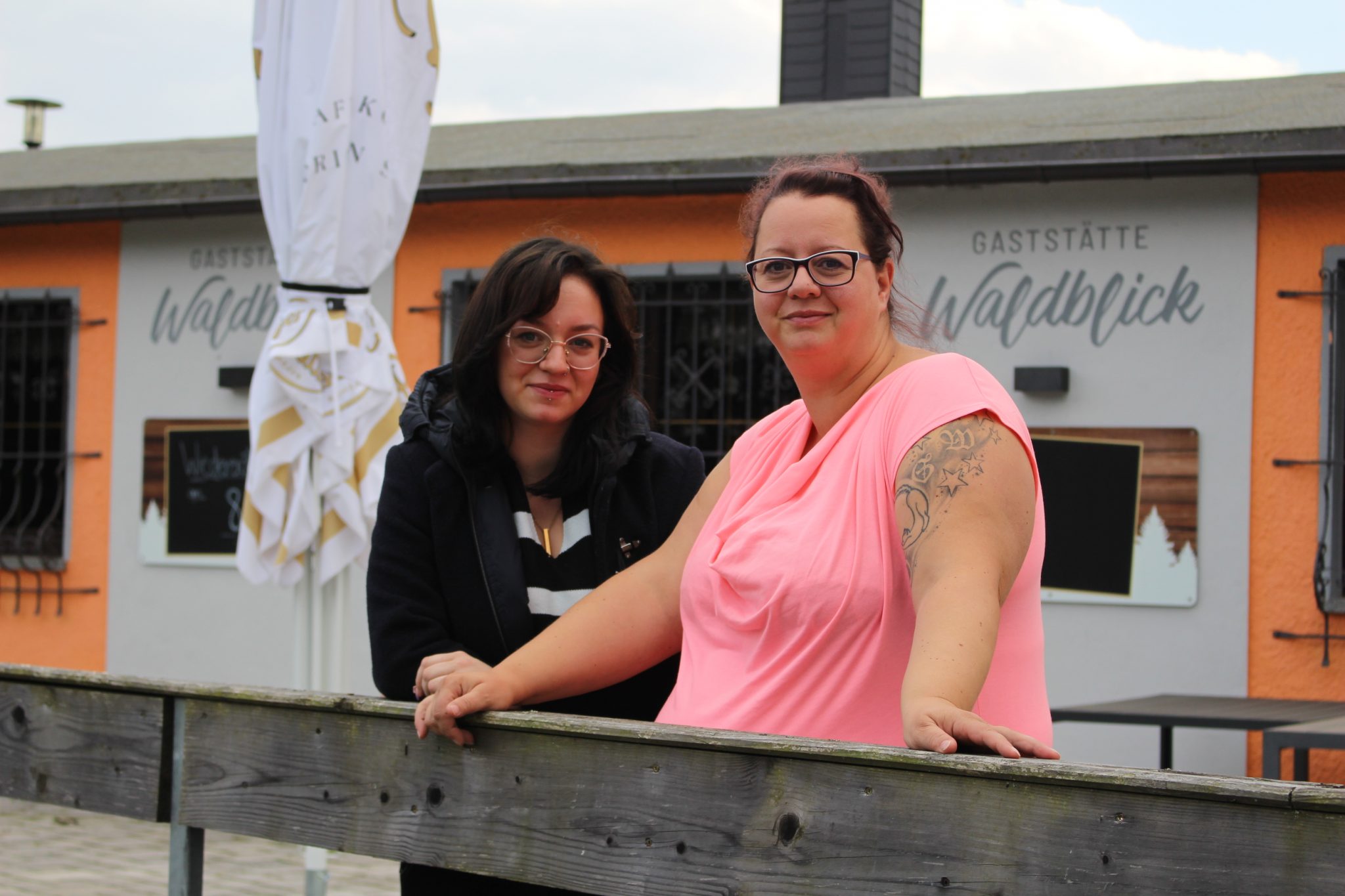 Nicole Schneider (re.) und Tochter Lilli-Cheyenne eröffnen am 8. Oktober die beliebte Gaststätte „Waldblick“ neu. Foto: André Kaiser