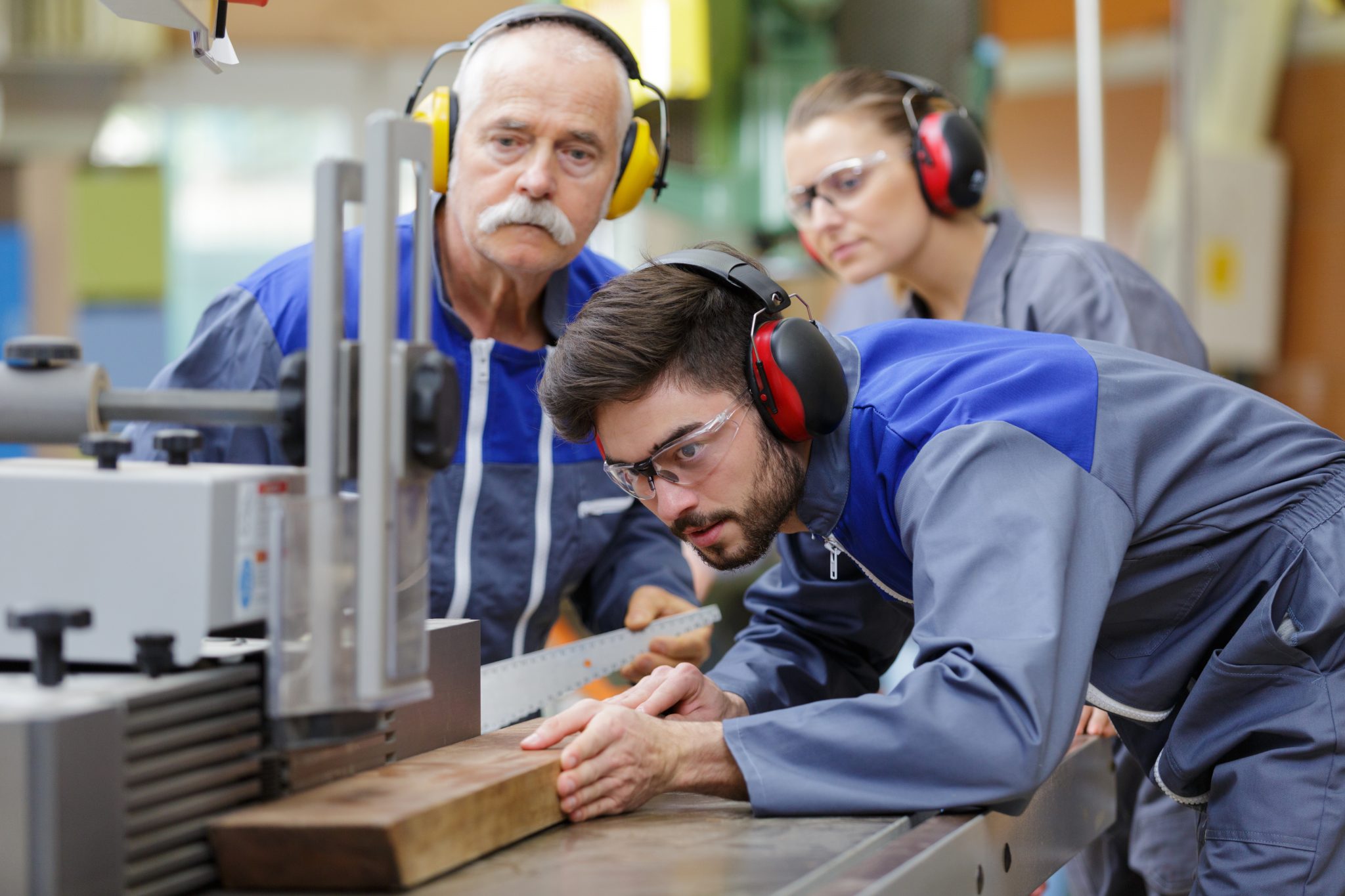 Fachkräfte sind rar gesäht, besonders im Handwerk. Das geht aus dem aktuellen Fachkräftemonitoring der IHKs und HWKs hervor. Symbolfoto: Phovoir/ AdobeStock