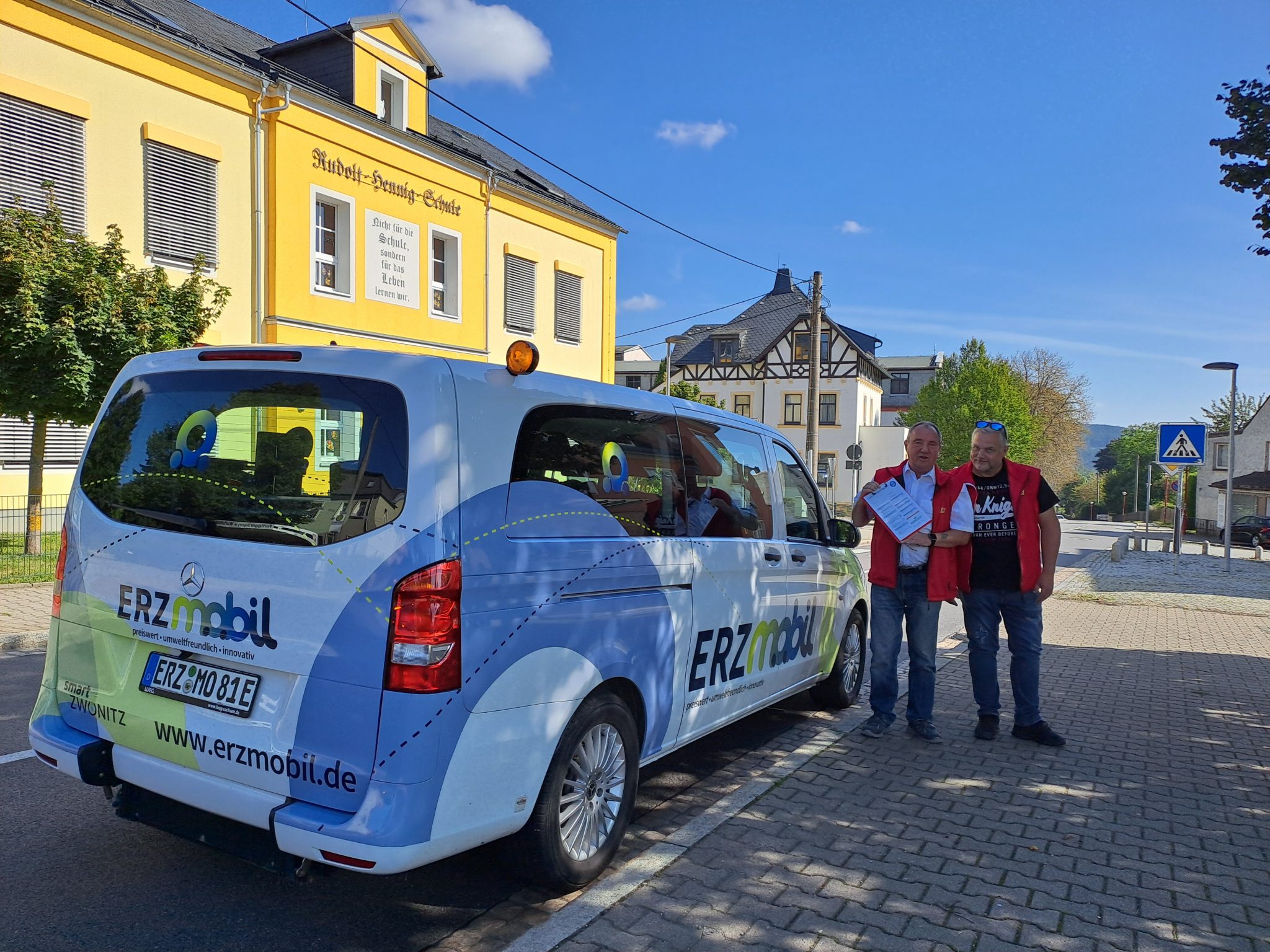 Jörg Petzold und Lutz Meinhardt vom ACE testeten im Rahmen der Europäischen Mobilitätswoche das "ERZmobil" in Zwönitz. Foto: ACE