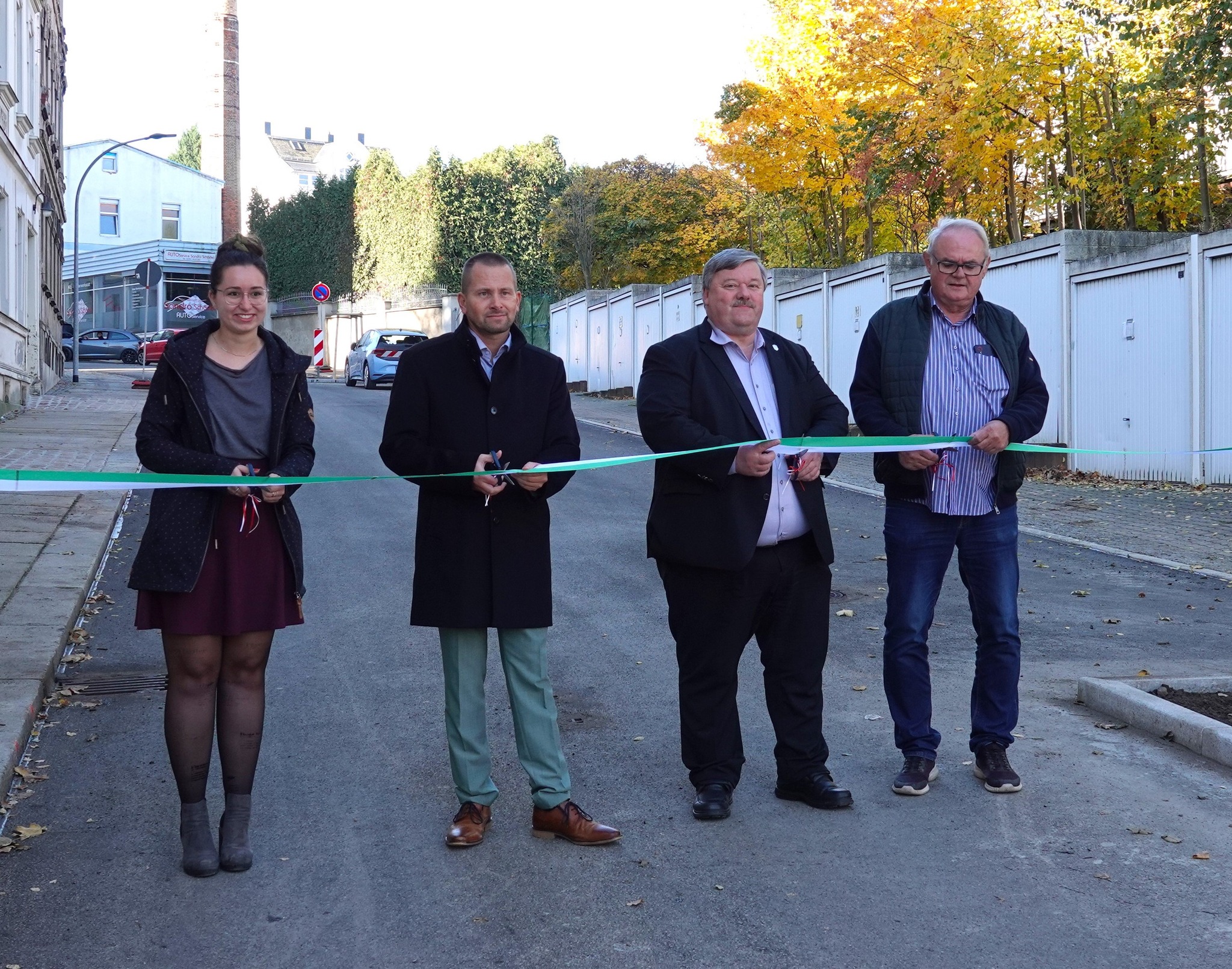 Gute Nachrichten für Anwohner und Verkehrsteilnehmer: Der 1. Bauabschnitt der Sidonienstraße in Werdau wurde für den Verkehr wieder freigegeben. Im Bild (v.li.n.re.): Katja Semmler (Bauer Tiefbauplanung Abteilung Reinsdorf); Herr Braune (Geschäftsführer Wasserwerke Zwickau GmbH), Oberbürgermeister Sören Kristensen sowie Frank Schulze (Tiefbauunternehmen Frank Schulze GmbH) Foto: René Gentz/ Stadtverwaltung Werdau