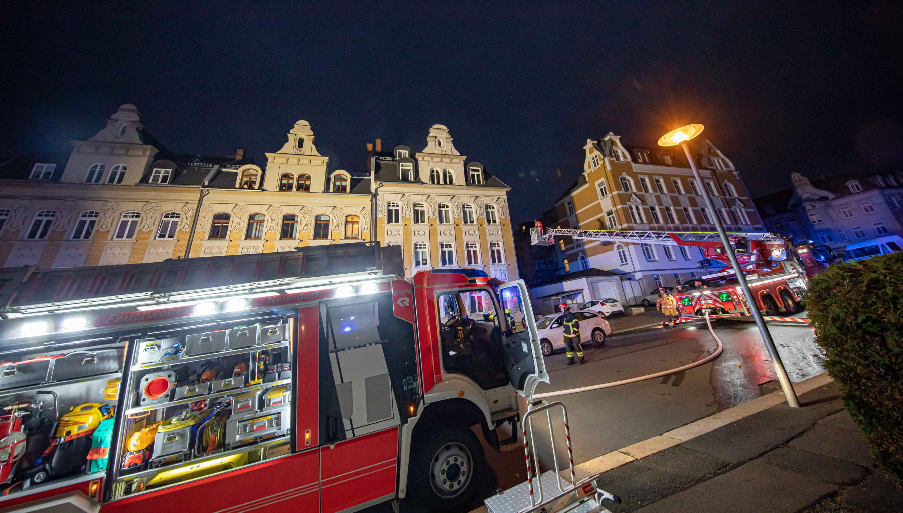 Am frühen Freitagmorgen hat die Feuerwehr in der Jahnstraße in Plauen einen Brand schnell löschen können und damit ein Übergreifen auf andere Gebäudeteile verhindert. Foto: Igor Pastierovic