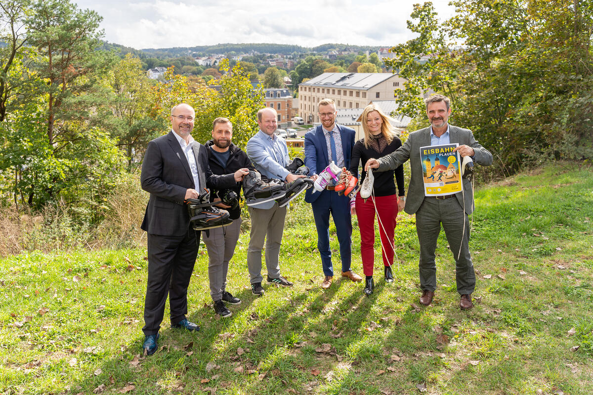 Die Eisbahn kommt. Beteiligt am Projekt sind Oberbürgermeister Steffen Zenner, Thomas Fritzlar (VFC Präsident), Oliver Kalis (Geschäftsführer der Stadtwerke Strom Plauen), Bürgermeister Tobias Kämpf, Sophie Gürtler (Geschäftsführerin des DVSM) und Andre Körner (Wirtschaftsförderung, v.l.). Foto: Stadt Plauen