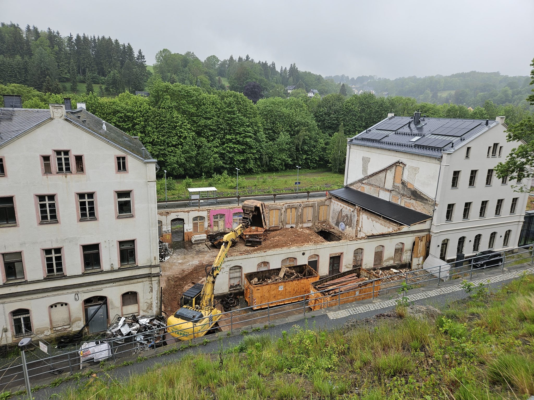 Die Maßnahmen am Mittelbau des Bahnhofsgebäudes schreiten voran. Foto: Stadt Annaberg-Buchholz/Frank Seidel