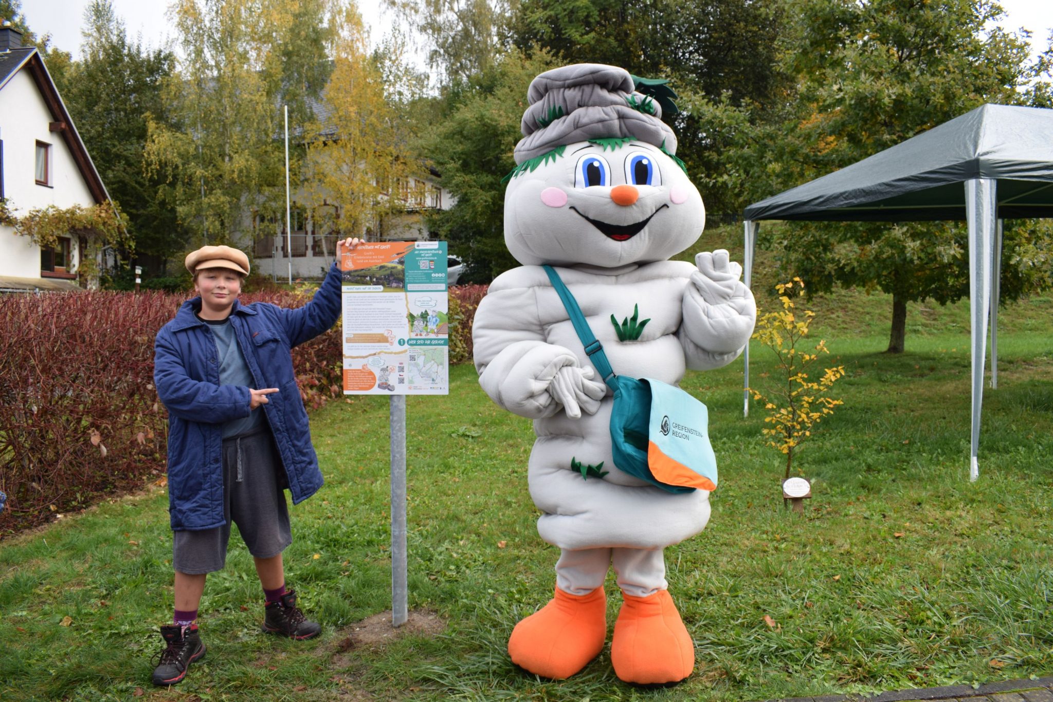 Hier eröffnen Emil (links) und das Maskottchen Greifi den neuen Kinderweg in Auerbach. Foto: Romy Schmidt