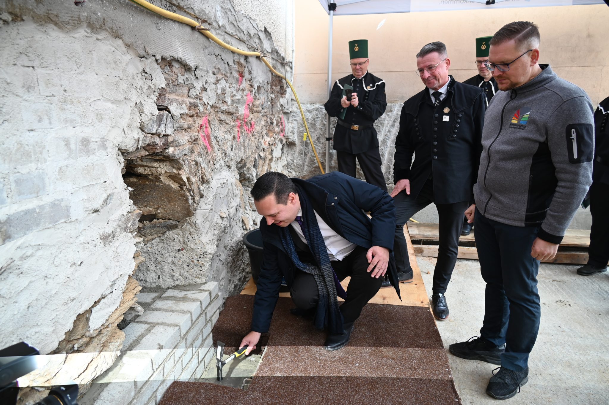 Im Rahmen der feierlichen Grundsteinlegung für das Welterbe-Besucherzentrum versenkte Landrat Rico Anton gemeinsam mit Oberbürgermeister André Heinrich und dem Geschäftsführer des Welterbevereins Steve Ittershagen die Zeitkapsel. Foto: Stadtverwaltung Marienberg