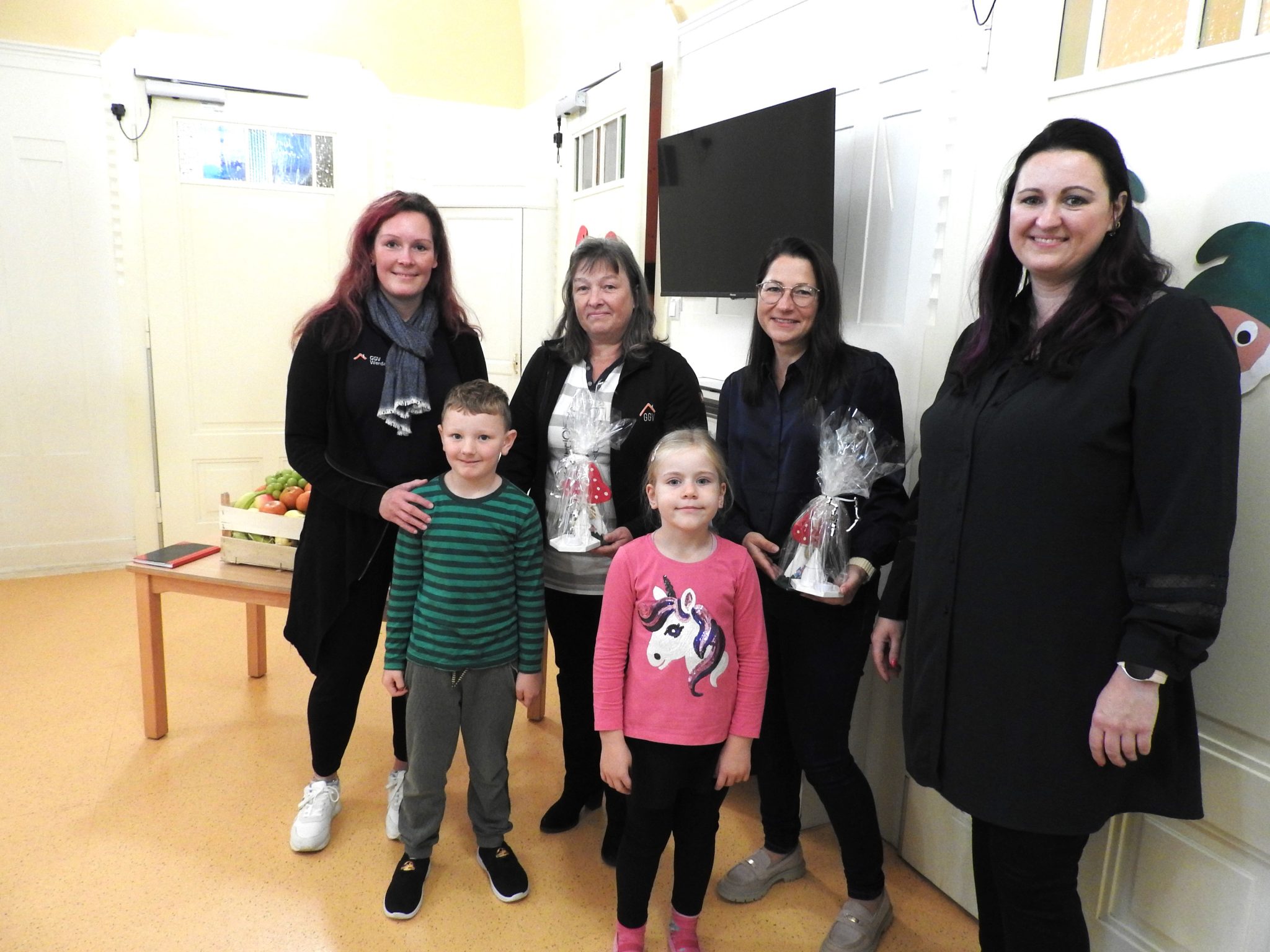 Große Freude in der Kita „Zwergenland“: Peggy Lacher, Steffi Kuhlmann, Sandra Klehm und Janine Neubauer sowie die Kita-Kinder Kurt Müller und Sarina Günther während der Scheckübergabe. Foto: R. Gentz/ Stadtverwaltung Werdau