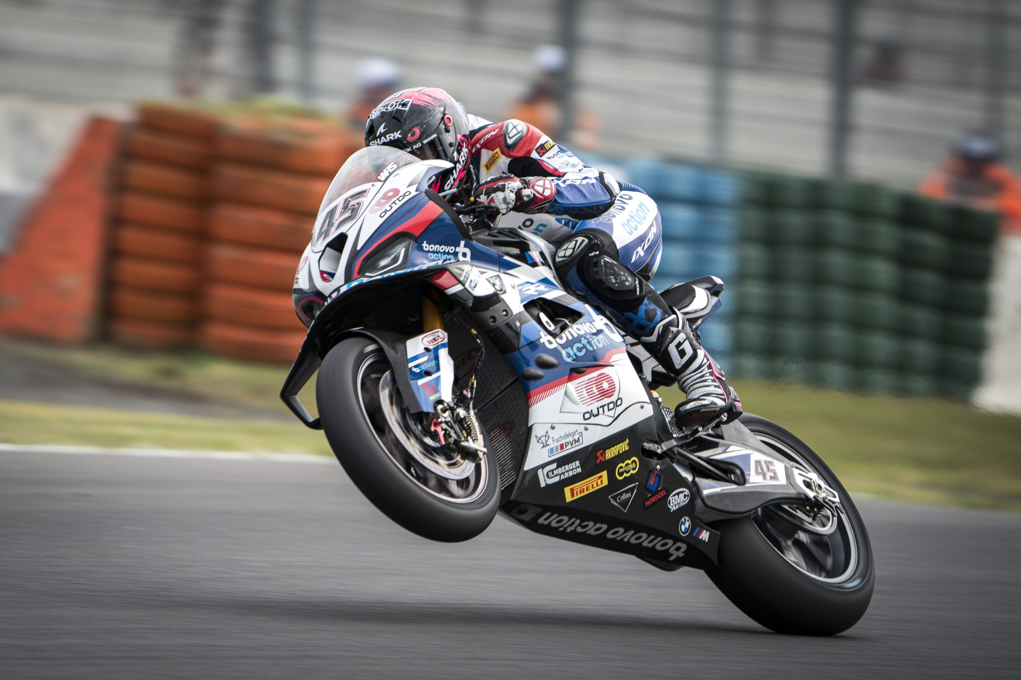 BMW-Fahrer Toprak Razgatlıoğlu gewann die Superbike-Weltmeisterschaft. Mit Chemnitzer Sauber-Sprit im Tank. Foto: BMW Motorrad Motorsport