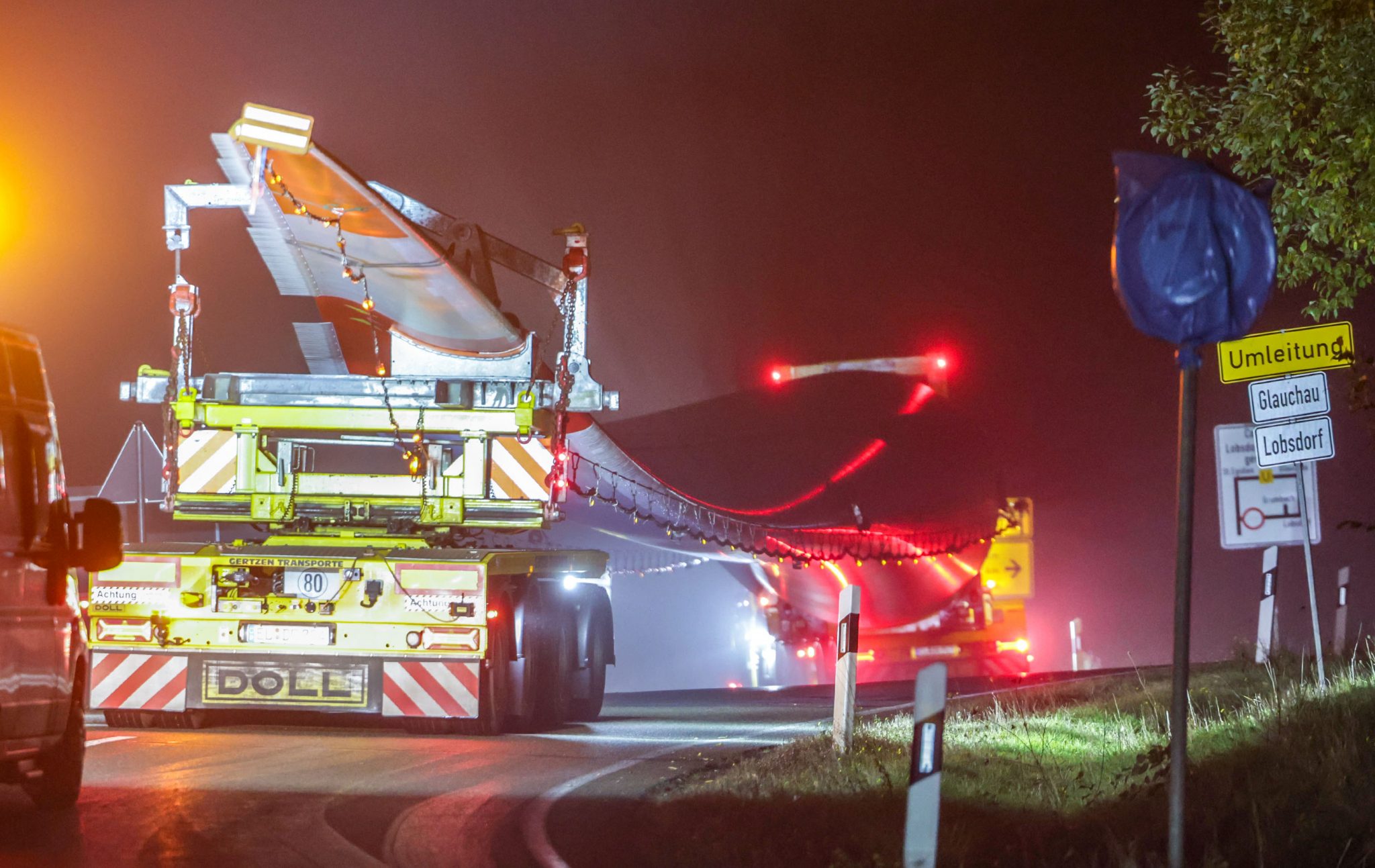 Neue Rotorblätter für den Windpark Lobsdorf bei St.-Egidien sind in der Nacht zum Freitag angeliefert worden. Foto: Andreas Kretschel