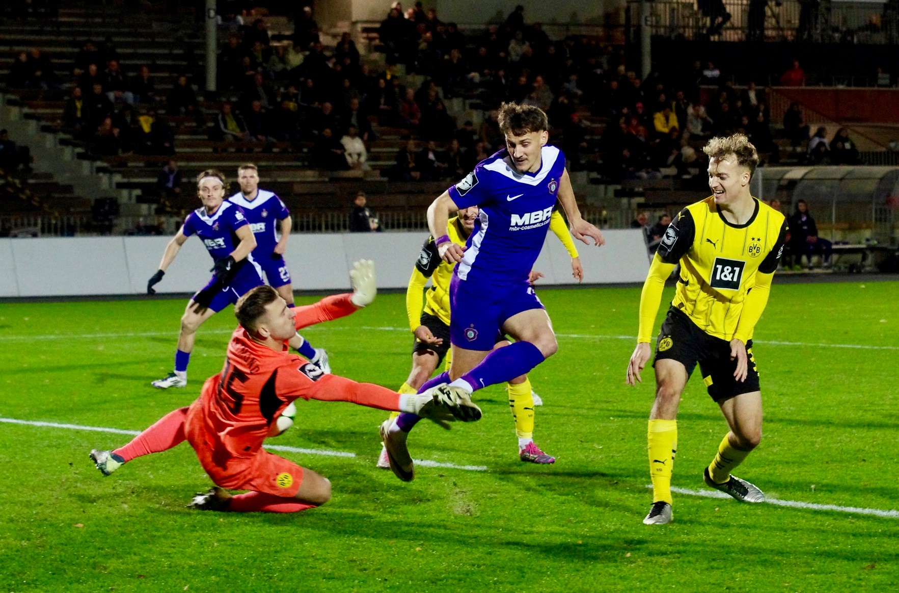 Omar Sarif Sijaric (mitte) scheitert an BVB Keeper Lotka. Foto Steffen Colditz