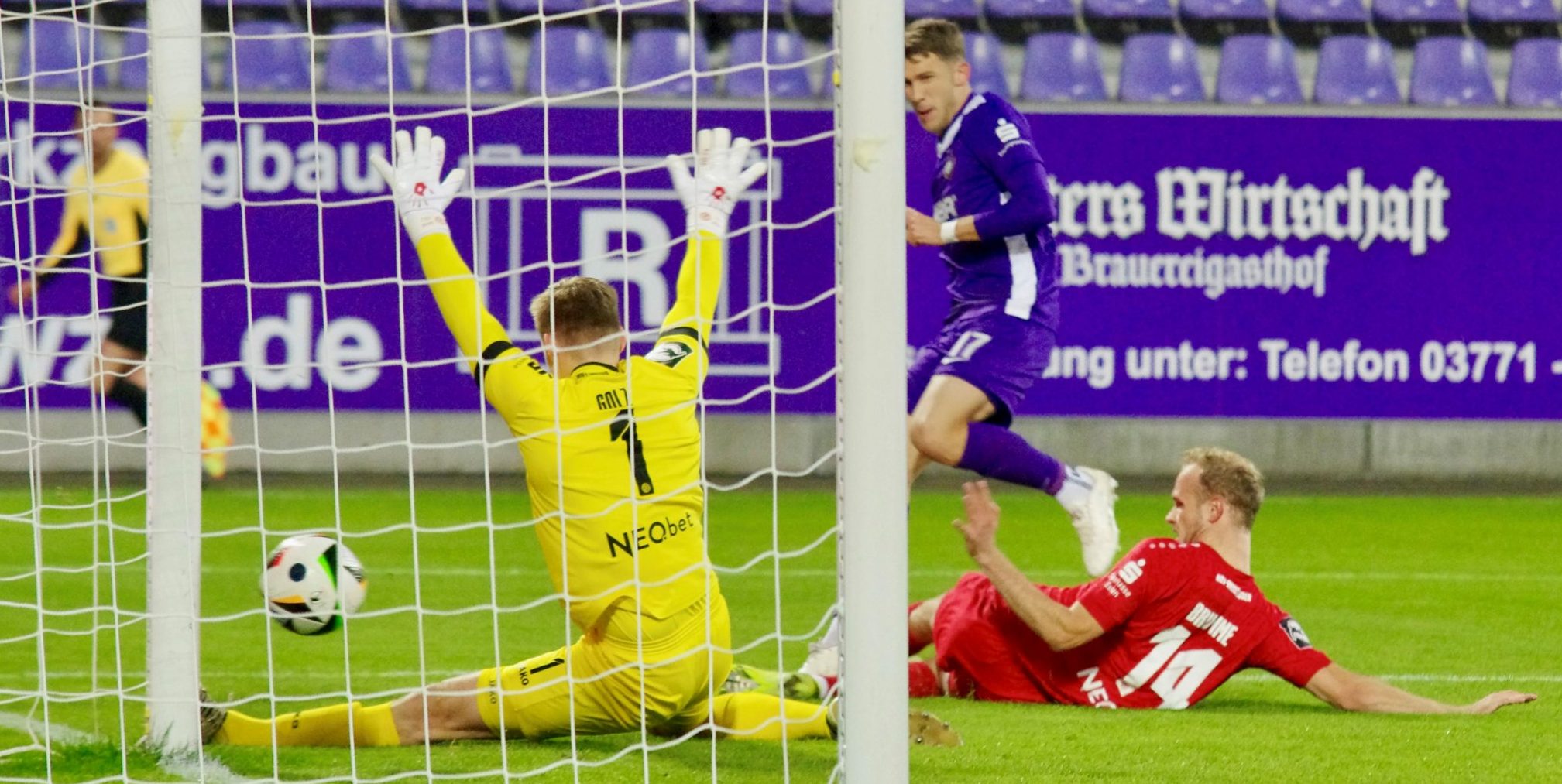 In der 20. Minute erzielte Pascal Fallmann das erste Tor für die Veilchen. Foto: Steffen Colditz