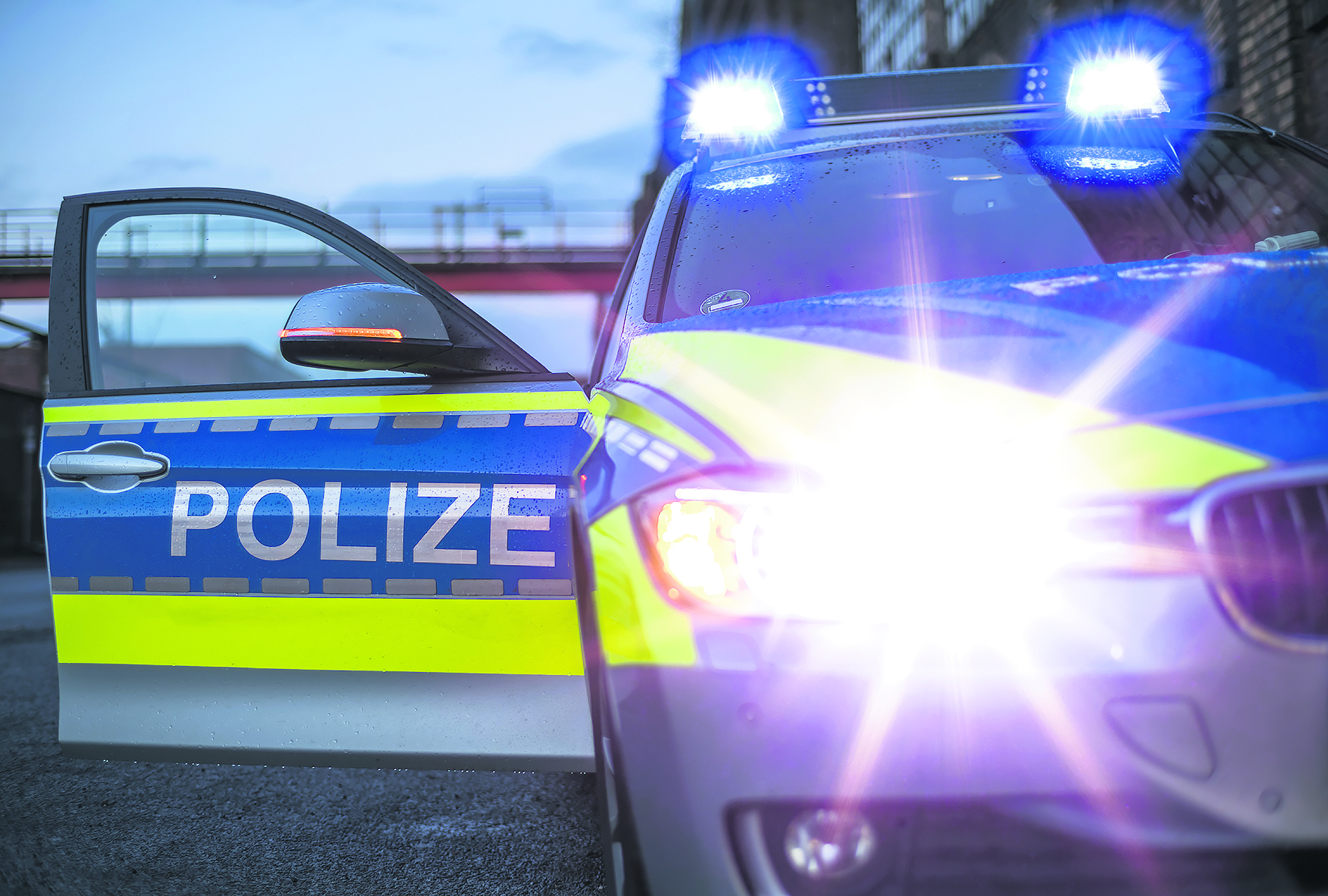 Ein 16-jähriger Mopedfahrer flüchtete in Sehma vor der Polizei. Er stand unter Drogen. Symbolbild: AdobeStock