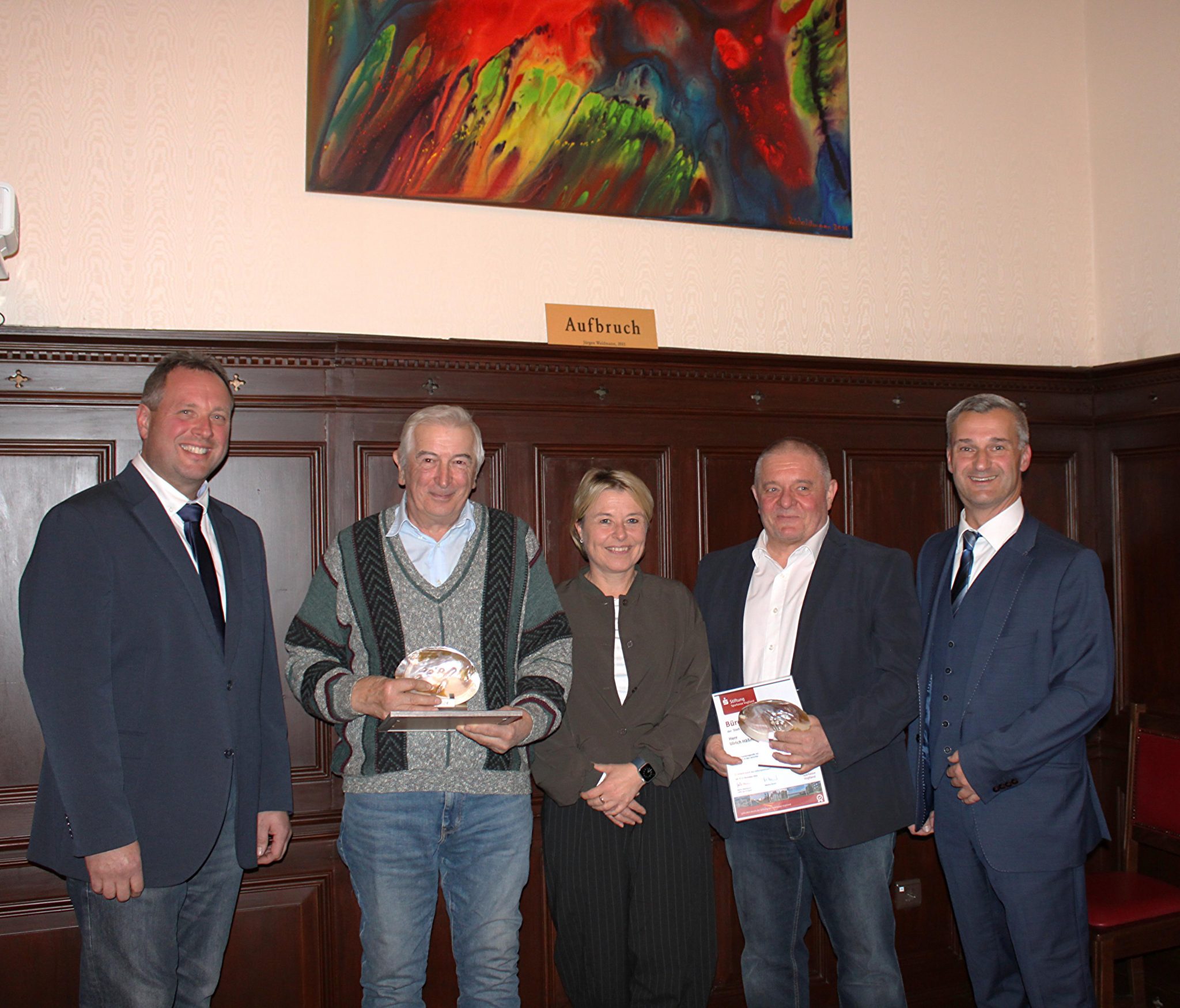 Der stellvertr. Bürgermeister Danny Cihak, Wolfgang Adler, Antje Hofmann (Sparkasse Vogtl.), Ulrich Häßner und Bürgermeister Rico Schmidt (v.l.). Foto: Stadt Adorf/V.