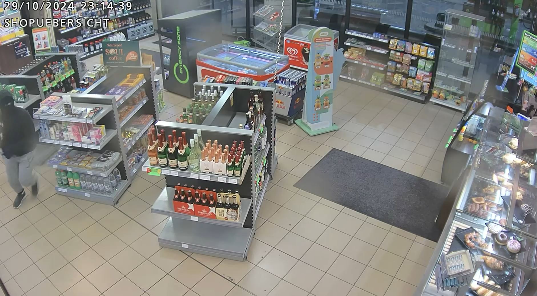 Ein unbekannter Täter überfällt die HEM-Tankstelle in Zwickau und flüchtet mit Bargeld. Die Polizei sucht mit einem Überwachungsvideo nach Hinweisen. Helfen Sie bei der Fahndung! Foto: Polizei Zwickau