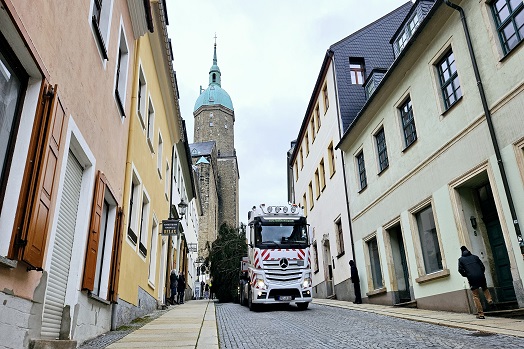 Es ist immer wieder spektakulär, wenn der Weihnachtsbaumtransport die letzten Meter über die Große Kirchgasse Richtung Markt rollt. Foto: Annett Flämig, Stadt Annaberg-Buchholz