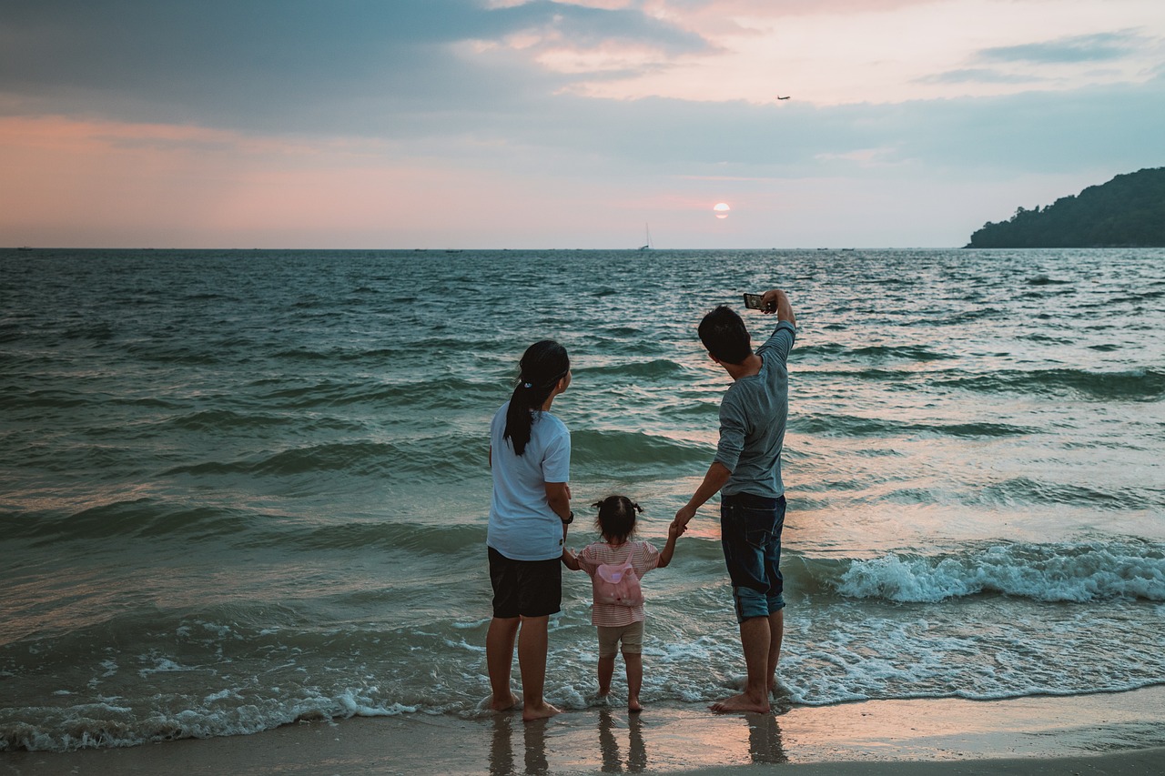 Ein Selfie vom Strand landet schnell in den sozialen Netzwerken. Bildquelle: Peggy_Marco via pixabay.com