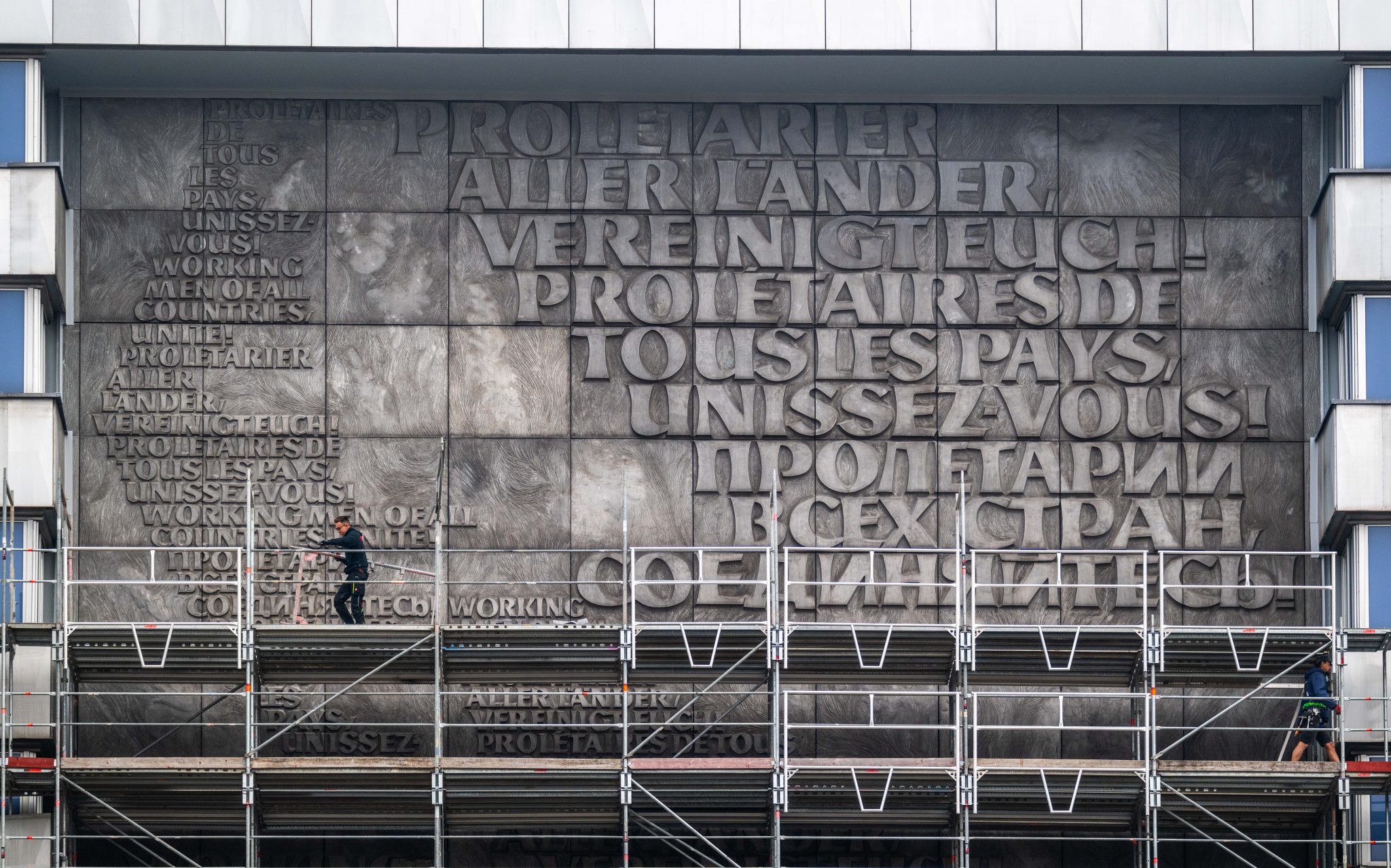 Da staunen viele Proletarier: Die Restaurierung des Schriftzuges hinter dem Chemnitzer Karl-Marx-Monument kostet satte 1,4 Millionen Euro. Foto: Kristin Schmidt