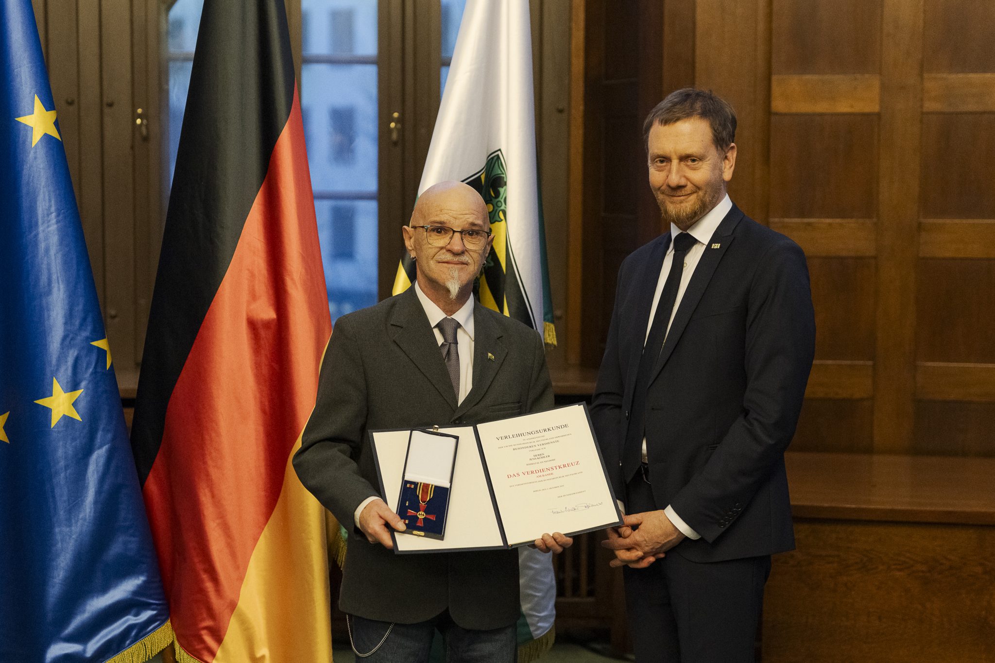 Hier überreicht der Sächsische Ministerpräsident Michael Kretschmer den Bundesverdienstorden an Jens Köhler aus Zwönitz. Foto: Pawel Sosnowski